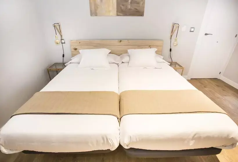 مسافرخانه Hola Rooms