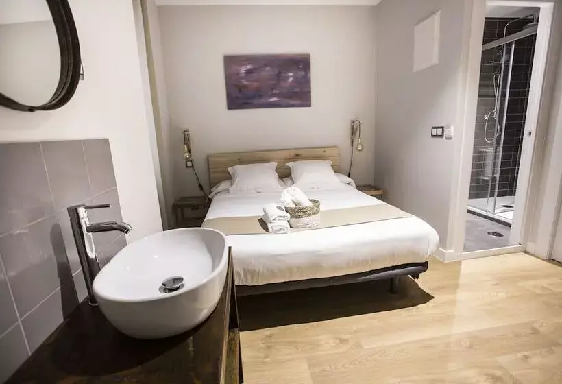 مسافرخانه Hola Rooms