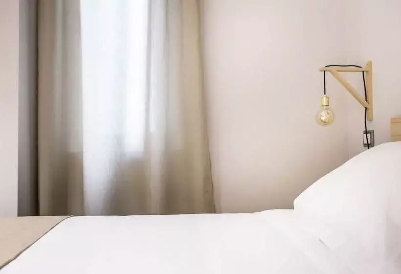 مسافرخانه Hola Rooms