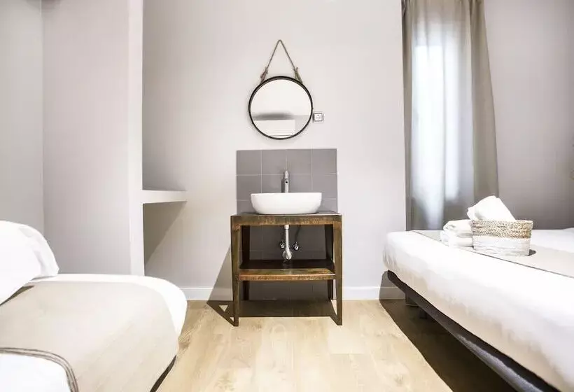 مسافرخانه Hola Rooms