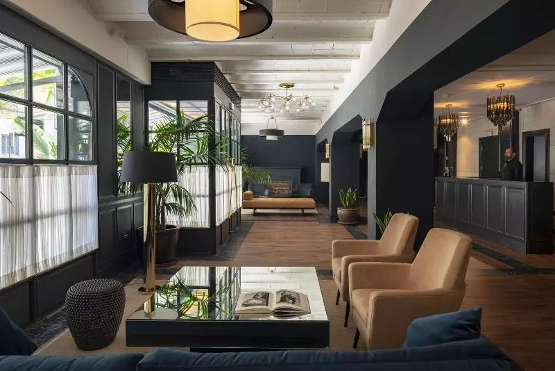 مسافرخانه La França Travellers Adults Only