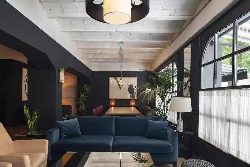 مسافرخانه La França Travellers Adults Only