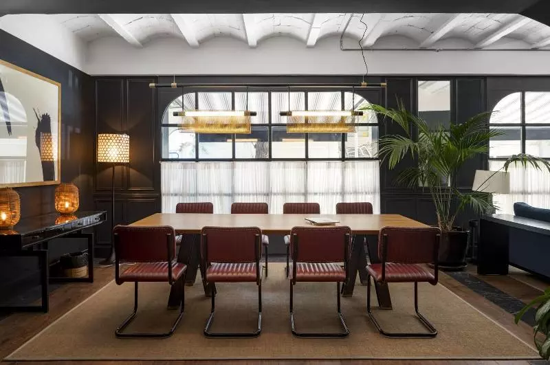 مسافرخانه La França Travellers Adults Only