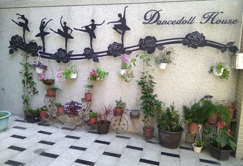 تختخواب و صبحانه Dancedoll House