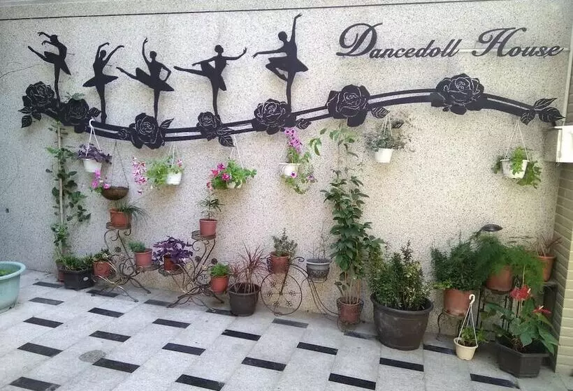 تختخواب و صبحانه Dancedoll House