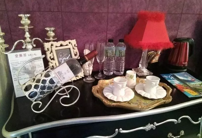 تختخواب و صبحانه Dancedoll House