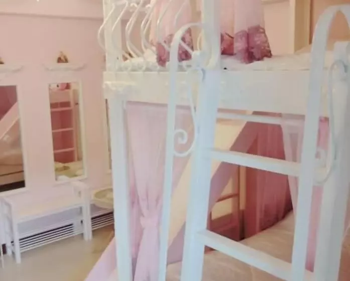 تختخواب و صبحانه Dancedoll House
