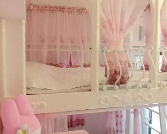 تختخواب و صبحانه Dancedoll House