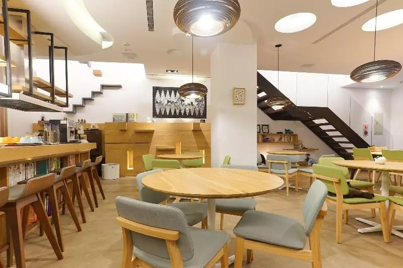 تختخواب و صبحانه Doris Home