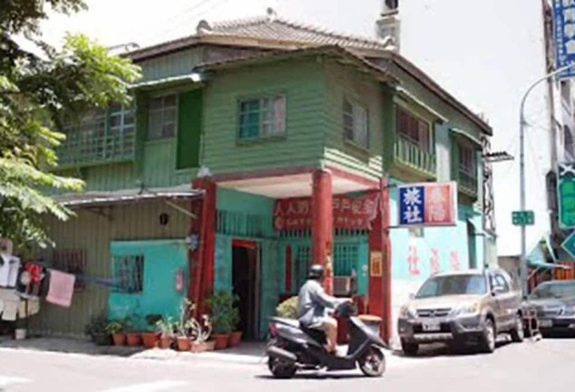 Century Green Lodge   Hostel