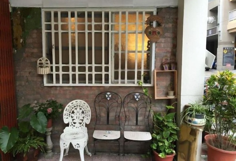 Century Green Lodge   Hostel