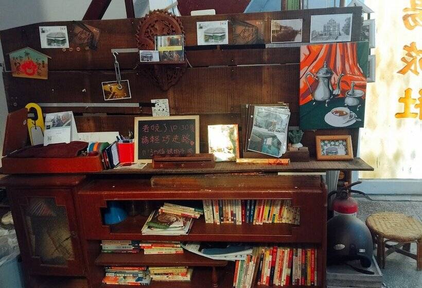 Century Green Lodge   Hostel