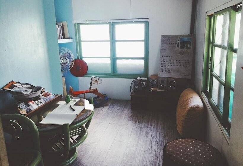 Century Green Lodge   Hostel