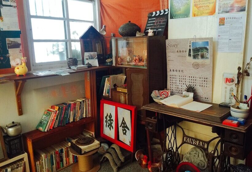 Century Green Lodge   Hostel