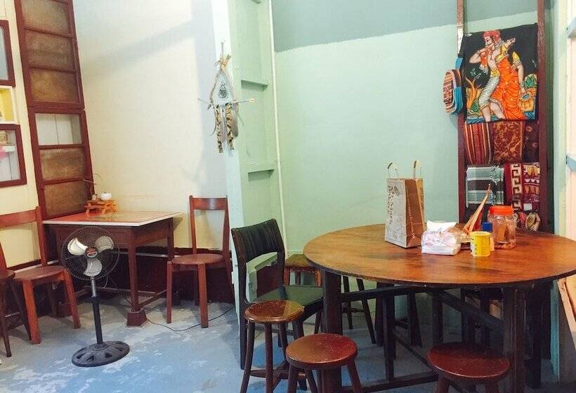 Century Green Lodge   Hostel