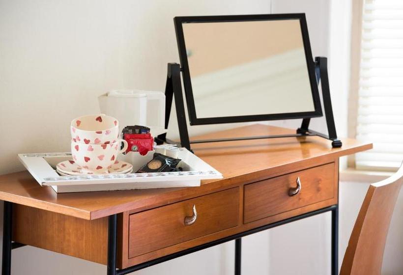 Hostal Keswick Lake Road Apartments