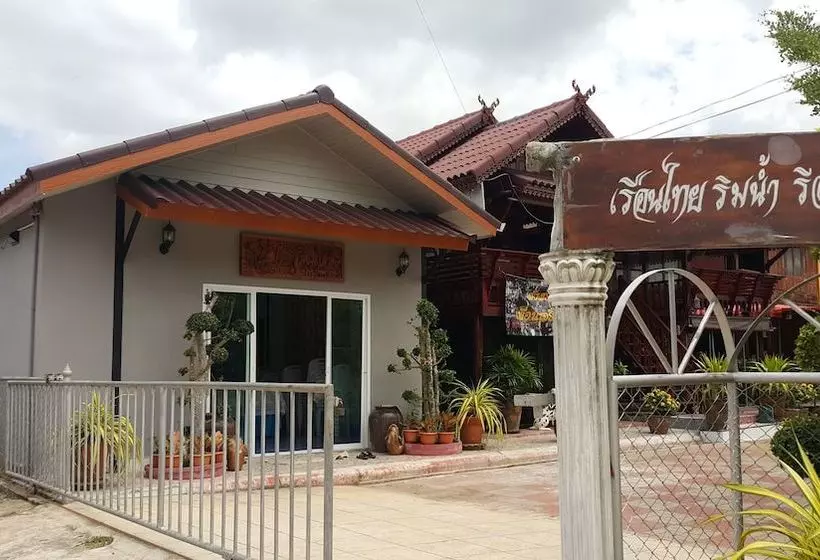 پانسیون Ruenthai Rimnam Resort Suratthani