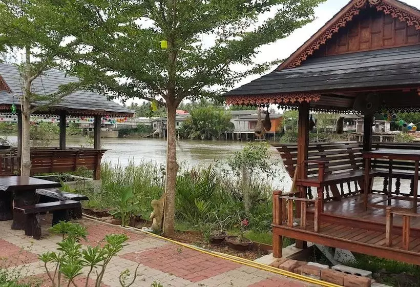 پانسیون Ruenthai Rimnam Resort Suratthani