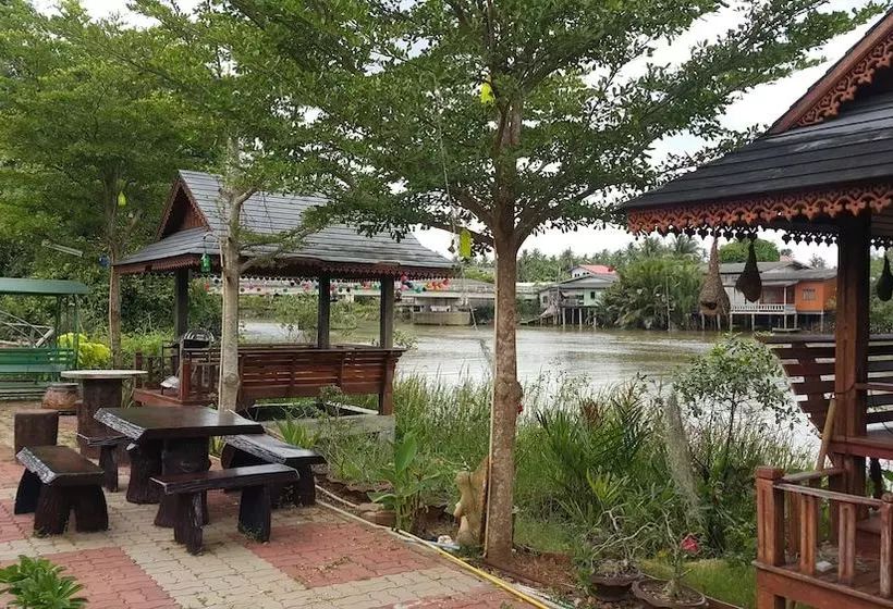 پانسیون Ruenthai Rimnam Resort Suratthani