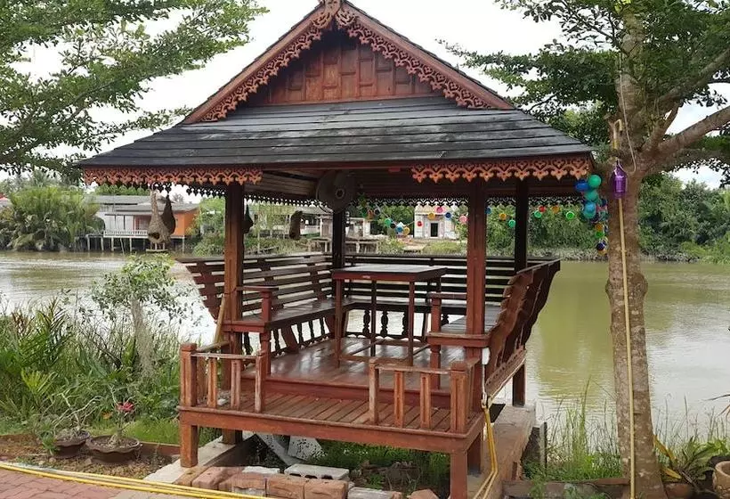 پانسیون Ruenthai Rimnam Resort Suratthani