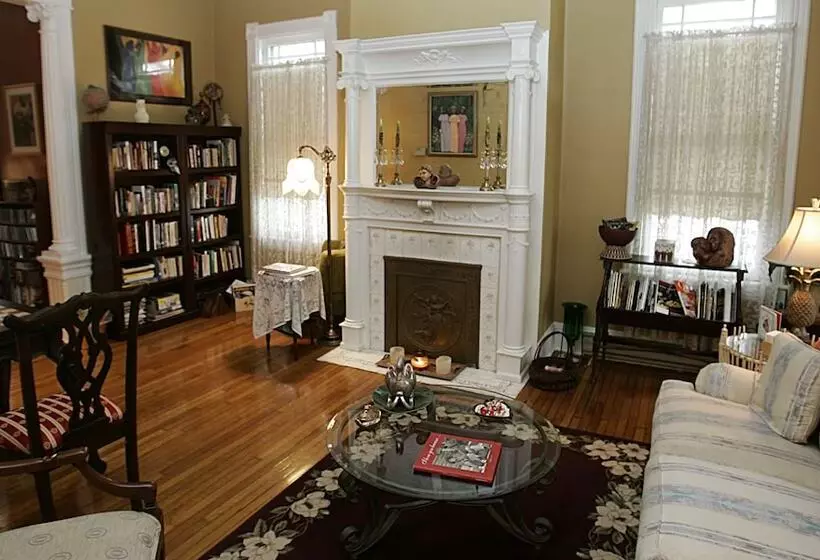 ベッドアンドブレックファースト The Magnolia House Inn