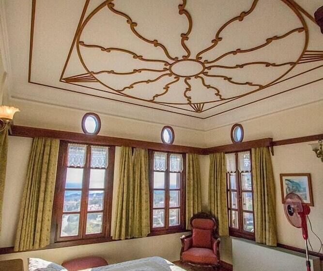 تختخواب و صبحانه Altin Cesmeli Konak