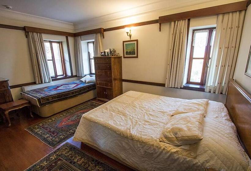 تختخواب و صبحانه Altin Cesmeli Konak