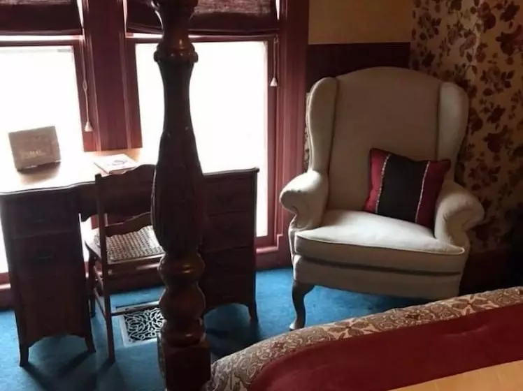 Evans Holly Grove Inn B&b