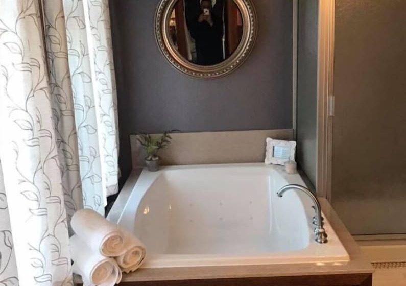 Evans Holly Grove Inn B&b