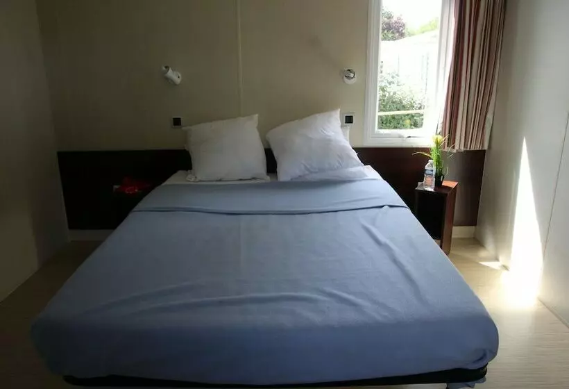 ホテル Camping De L étang Du Pays Blanc