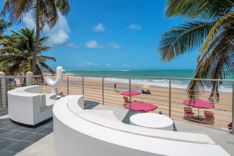 هتل The Tryst Beachfront