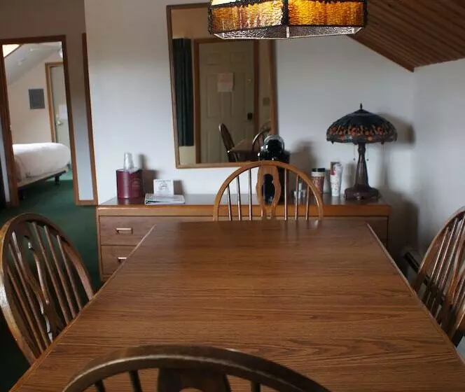 Motelli Sara Placid Inn & Suites