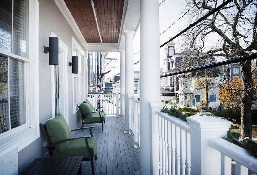 هتل The Crown And Anchor Inn