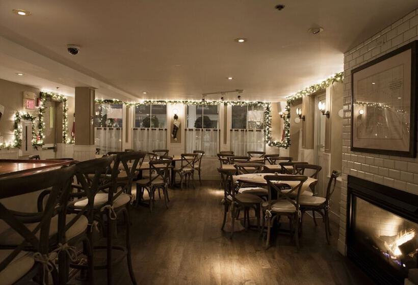 هتل The Crown And Anchor Inn