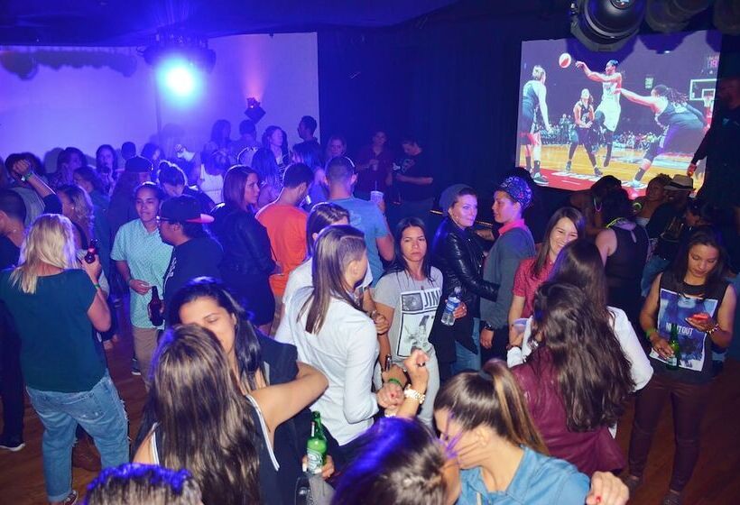 هتل The Crown And Anchor Inn