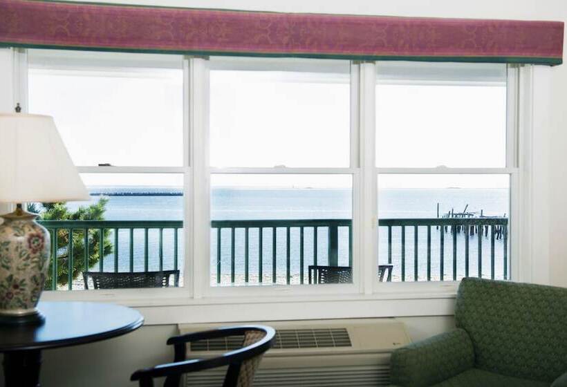 هتل The Crown And Anchor Inn