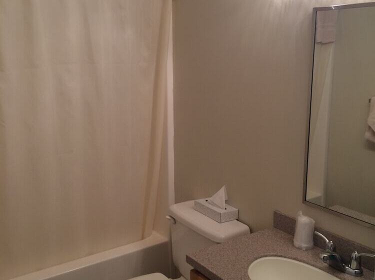 هتل The Crown And Anchor Inn