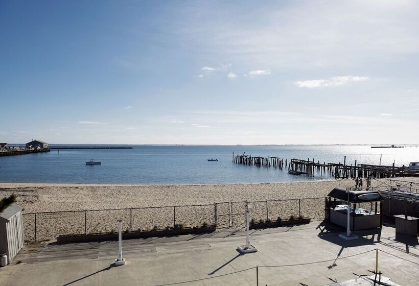 هتل The Crown And Anchor Inn