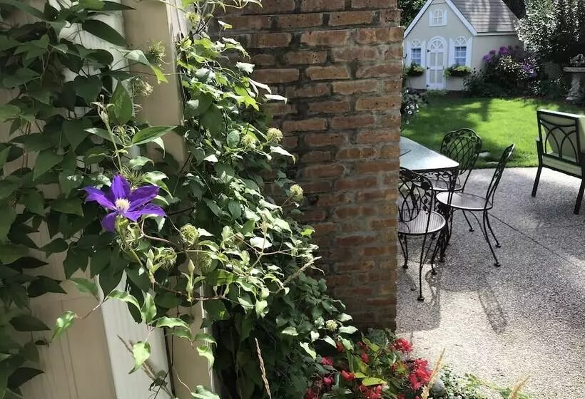 1810 Emerson House Bed & Breakfast   Adults Only