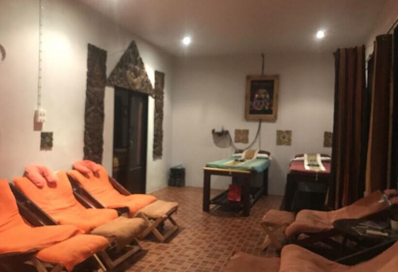 Eclipse Hostel And Bar