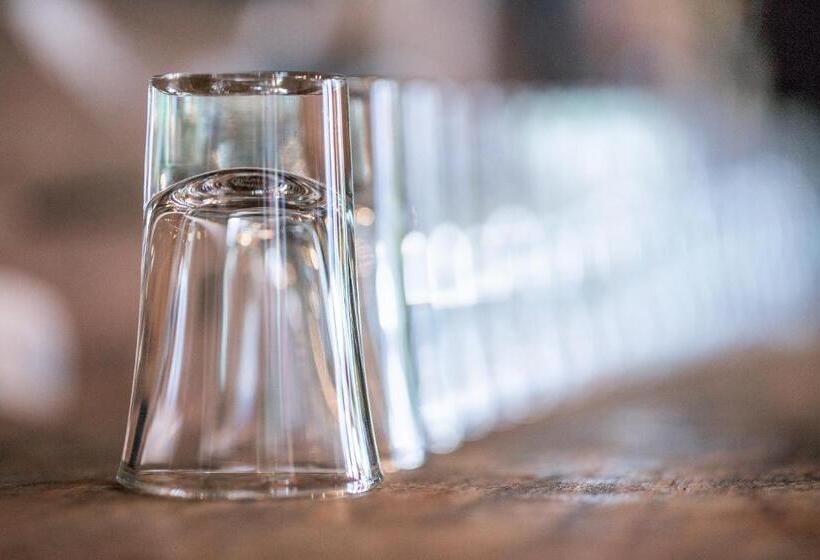 Eclipse Hostel And Bar