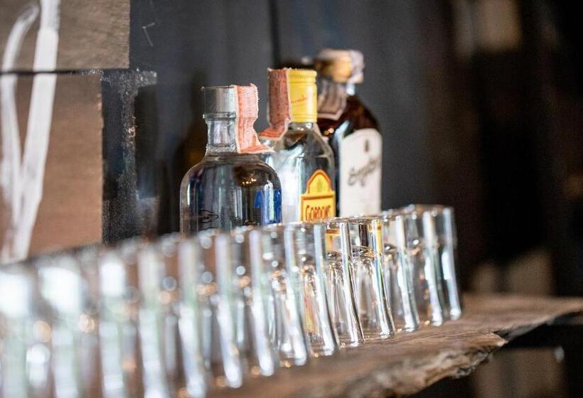 Eclipse Hostel And Bar