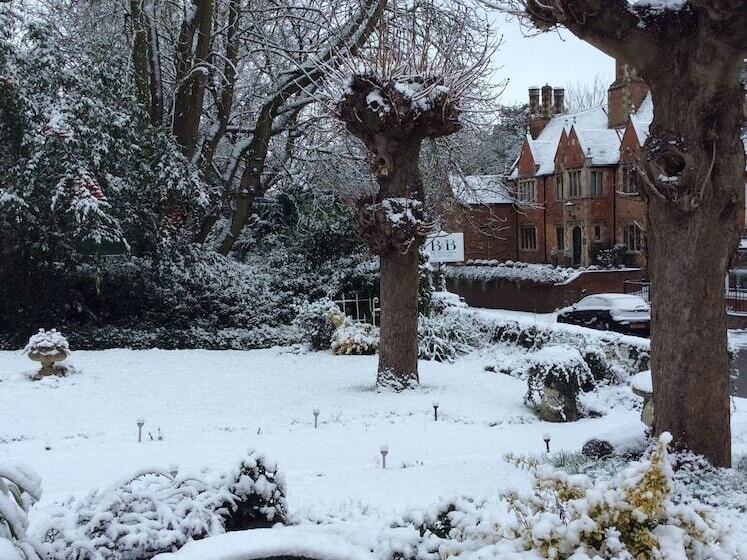 민박 The White House