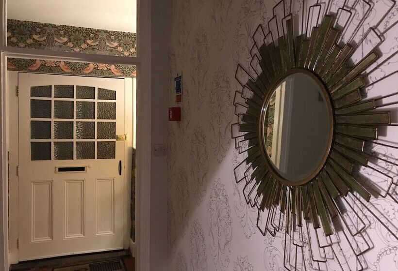 민박 The White House