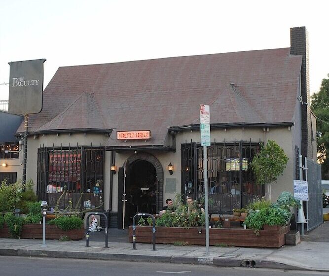 فندق صغير The Steady