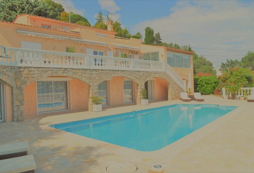 Villa La Terre Des Lauriers B&b