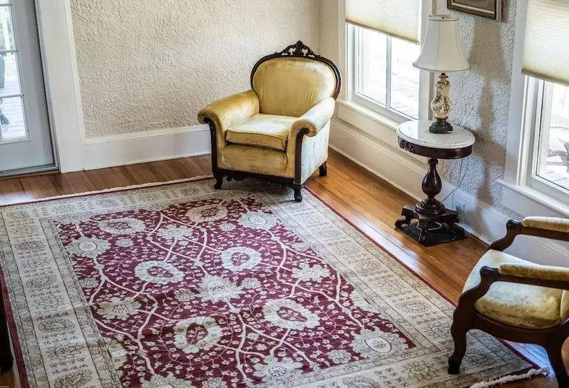 ベッドアンドブレックファースト Live Oaks Inn