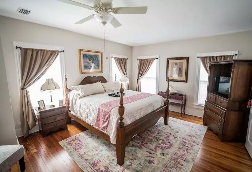 ベッドアンドブレックファースト Live Oaks Inn