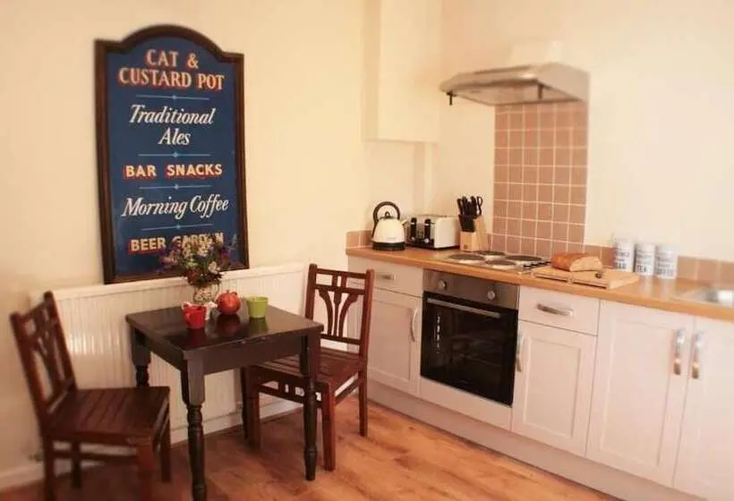 Cat And Custard Pot Inn