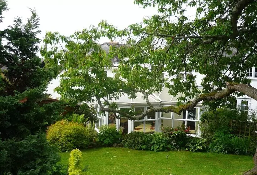 White Cottage Bed And Breakfast